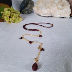 Ketting met schakels en bedels granaat en robijn