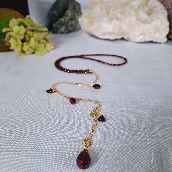 Ketting met schakels en bedels granaat en robijn