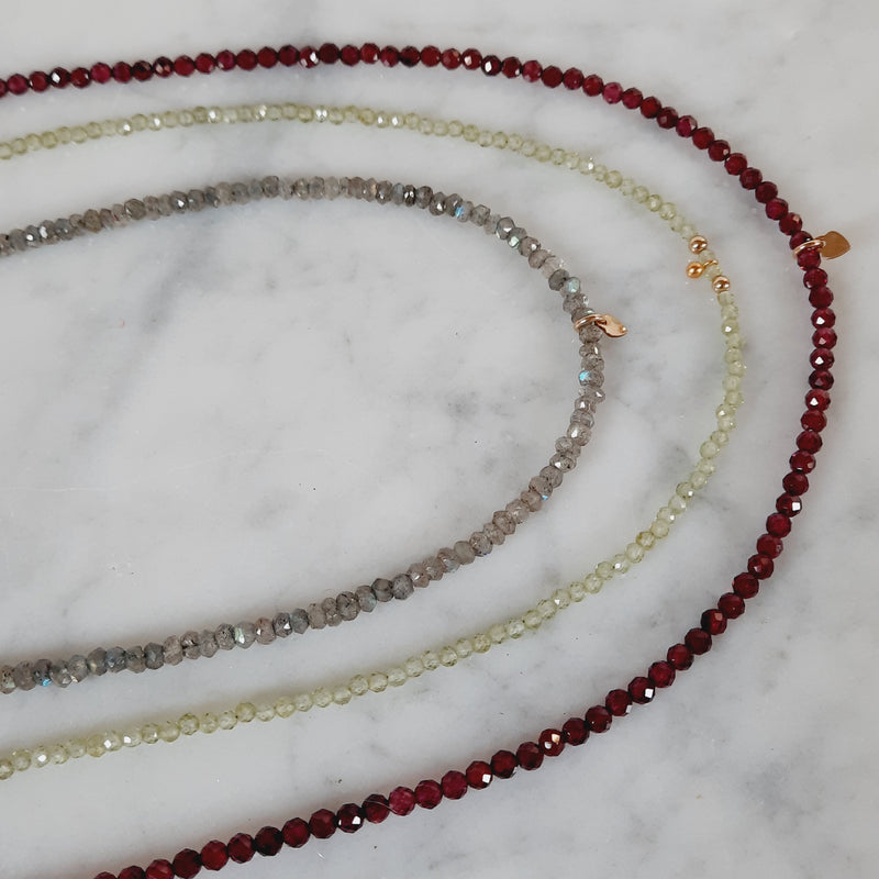 Ketting met schakels en bedels
